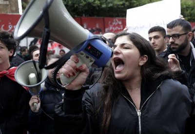 المتظاهرون اللبنانيون يستقبلون العام الجديد بتصعيد تحركاتهم