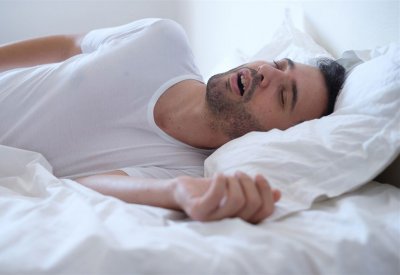 أطباء يحذرون.. لا تستهينوا بالشخير