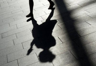  مقابل 3 دولارات.. رجل يبيع ابنته لـ"مغتصِب" 