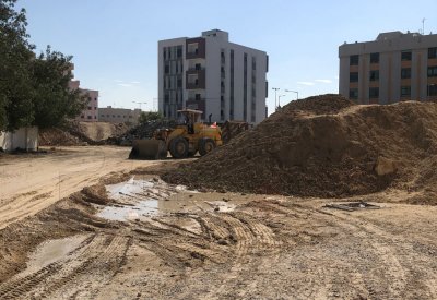 "حصى" مدينة عيسى تهاجم السيارات!!