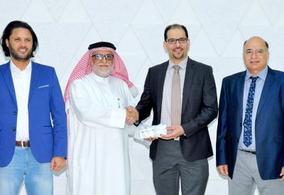جامعة الخليج العربي تِكرِّم الدكتور عمار الخزنة بمناسبة اصدار روايته "مهاجرٌ في زمن الجُدري"