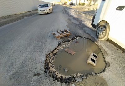 الأهالي لـ "البلاد": "الأشغال" تتجاهل معالجة حفر مؤذية بالشوارع