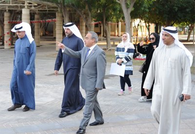 وزير الأشغال يتفقد طرق مدينة عيسى وممشى وحديقة مدينة زايد