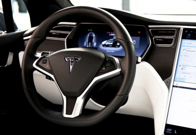 قيمة "تسلا" السوقية تتخطى جنرال موتورز وفورد معا