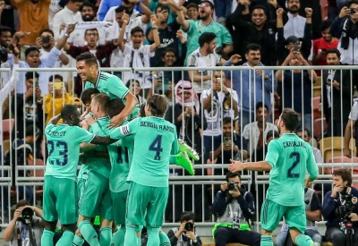 ريال مدريد يتأهل إلى نهائي السوبر بثلاثية في فالنسيا