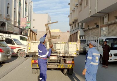 بلدية "الجنوبية" تنفذ حملة لإزالة مخالفات إشغال الطريق في الرفاع