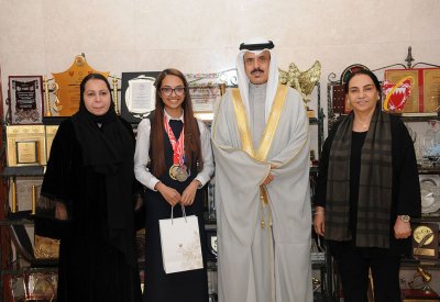وزير التربية يكرّم طالبة لتميّزها في ألعاب القوى والخطابة باللغة الإنجليزية