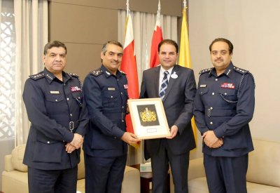 آمر الأكاديمية الملكية للشرطة يبحث تطوير العمل الأكاديمي مع جامعة هيدرسفيلد البريطانية 