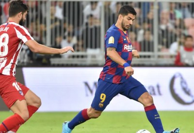 برشلونة يعلن إجراء سواريز جراحة في الركبة