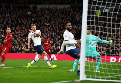 ليفربول يقهر توتنهام ويواصل الابتعاد بالصدارة