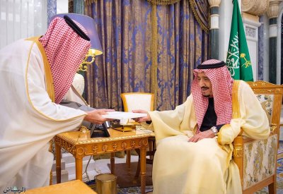 خادم الحرمين الشريفين يتسلم رسالة من جلالة الملك
