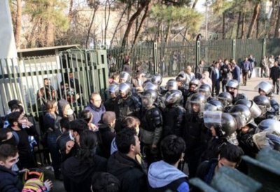 إيران.. احتجاجات مناهضة للسلطة خارج جامعة طهران