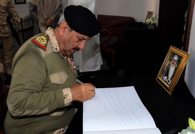 القائد العام يزور سفارة عمان لتقديم واجب العزاء