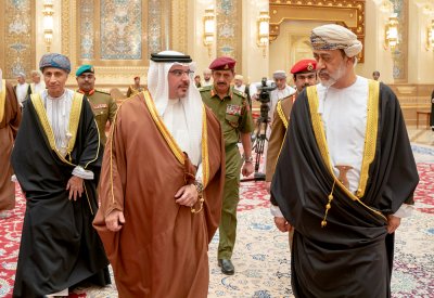 سمو ولي العهد يقدم واجب العزاء إلى سلطان عمان