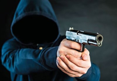 لص يصوّب مسدس على رأس آسيوي ويسرق 60 دينارا