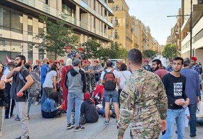  اقتحام باحة المصرف المركزي ببيروت وإغلاق طرقات بصيدا وطرابلس