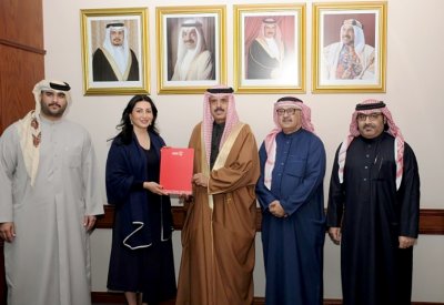 وزير التربية يتسلم تبرعاً من بنك البحرين الوطني لدعم الطلبة