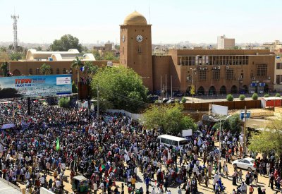 إغلاق للمطار وتحرك للجيش.. ماذا يحدث في الخرطوم؟