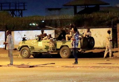  "هيكلة" جهاز الأمن تتحول لاحتجاج مسلح في الخرطوم 