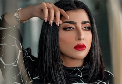 بسبب صورة لصدام حسين.. فنانة عُمانية تثير غضب الكويتيين