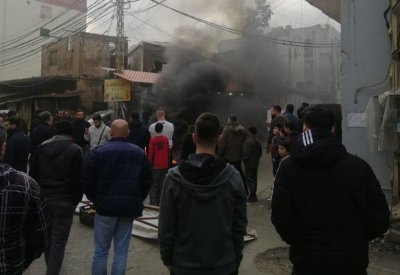 قطع طرقات بلبنان.. واحتجاج في الضاحية على إهمال حزب الله