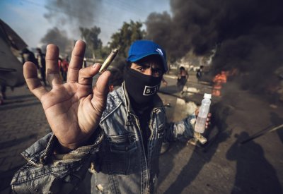 قتيل في بغداد.. وقطع طرق وإغلاق مقرات عامة وسط البلاد