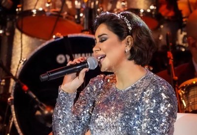 شيرين عبد الوهاب تغني على كرسي..!