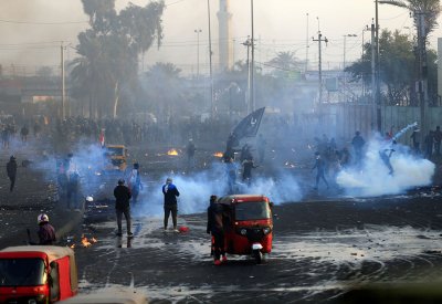 إغلاق أكبر جسر في بغداد.. مقتل 3 متظاهرين وإصابة 50
