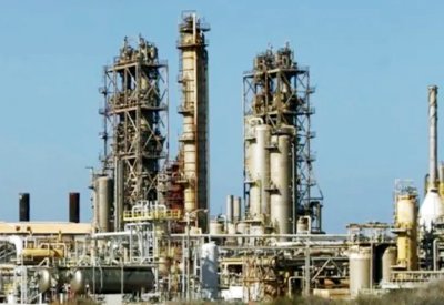 انحسار مخاوف المعروض والتطمين الليبي يهبطان بالنفط نحو 1%
