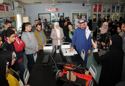 وزير التربية يطّلع على إبداعات طلابية ضمن برنامج "تحدي صناعة عربة"
