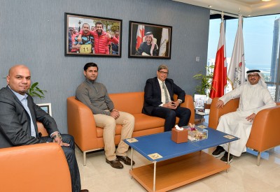 "النصف" يبحث تطوير "الكريكيت" مع بطل باكستان