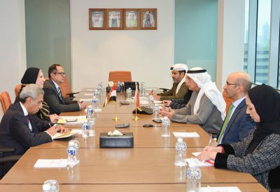 وزير الصناعة يجتمع بوزيرة التجارة والصناعة بجمهورية مصر العربية
