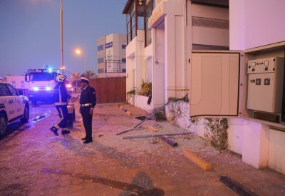 بالصور والفيديو : إصابات بليغة لعمال مطعم مقابة.. تكسر زجاج النوافذ.. وإخلاء المطاعم المجاورة