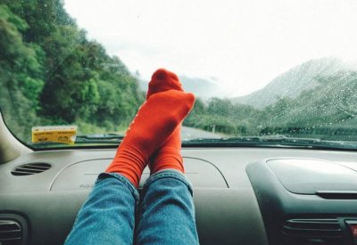  حتى لا تتكرر المأساة.. لا تضع قدميك أبدا على تابلوه السيارة 