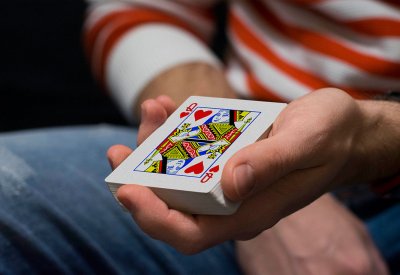 لعب "القمار" بالهملة الصناعية "عيني عينك"