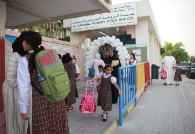 بالفيديو: الطلبة يرتدون ملابس ثقيلة بيوم العودة للمدارس