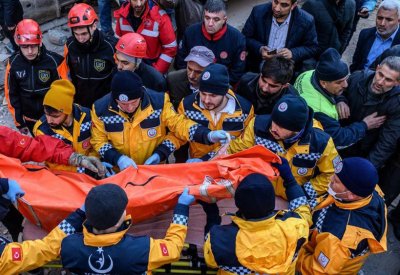 تركيا تبحث عن ناجين.. وارتفاع عدد ضحايا الزلزال إلى 35