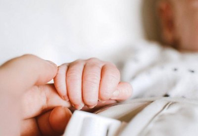 بعد قبلة.. رضيع سيعاني من "فيروس هربس" مدى الحياة