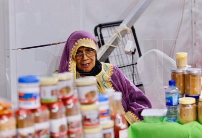 بالصور والفيديو: عزل الأسر المنتجة بخيمة يخفض عدد زبائنهم