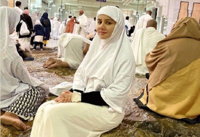صورة توثق أداء ممثلة بوليوود العمرة
