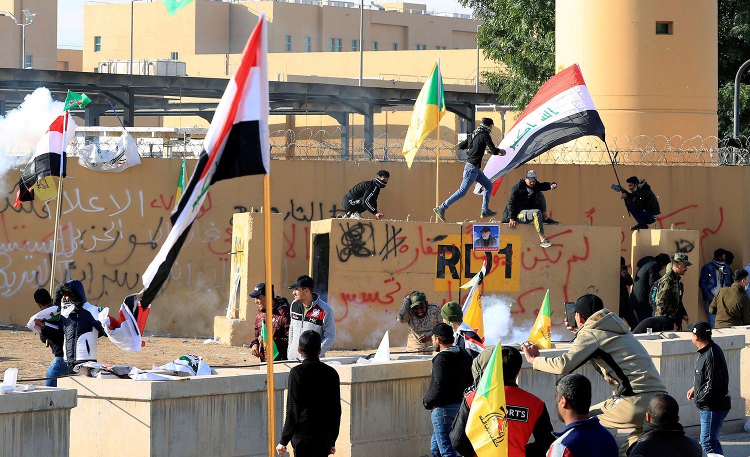 بغداد.. اعتصام أمام السفارة الأميركية والأمن يطلق الغاز