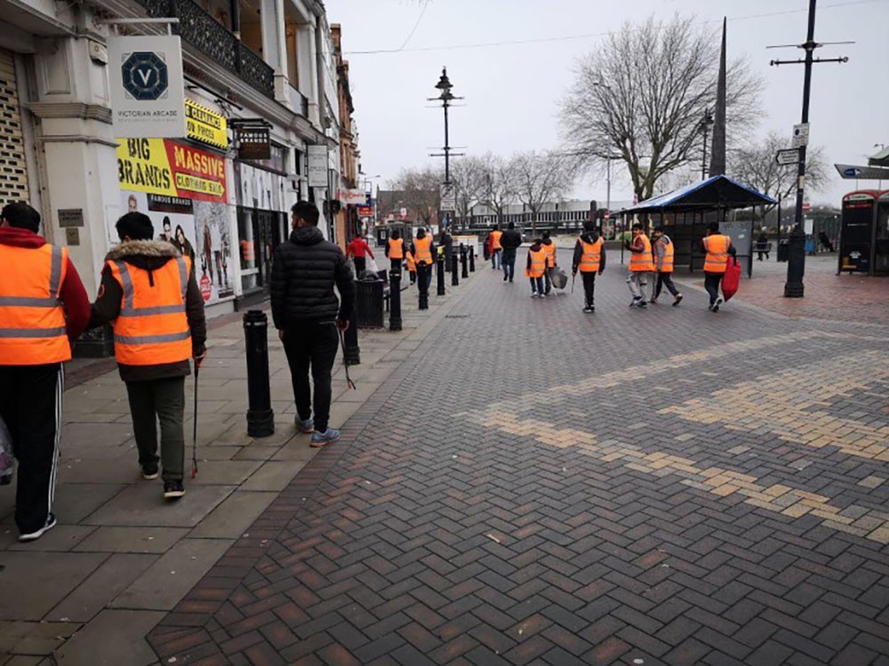 1500 شاب مسلم في بريطانيا يقومون بتنظيف الشوارع بعد احتفالات رأس السنة