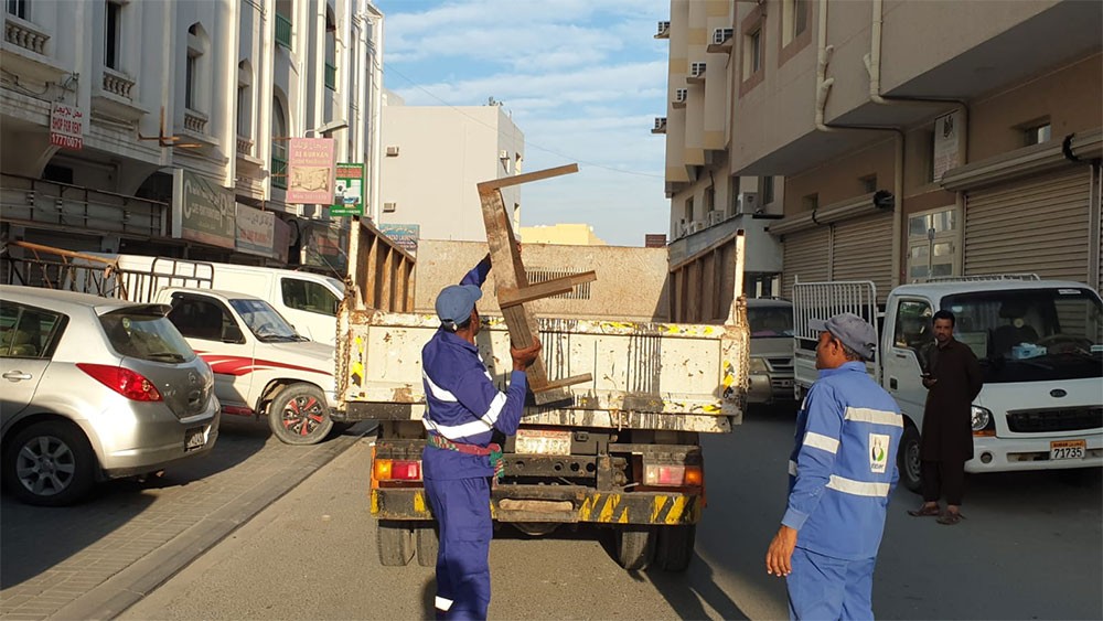 بلدية "الجنوبية" تنفذ حملة لإزالة مخالفات إشغال الطريق في الرفاع