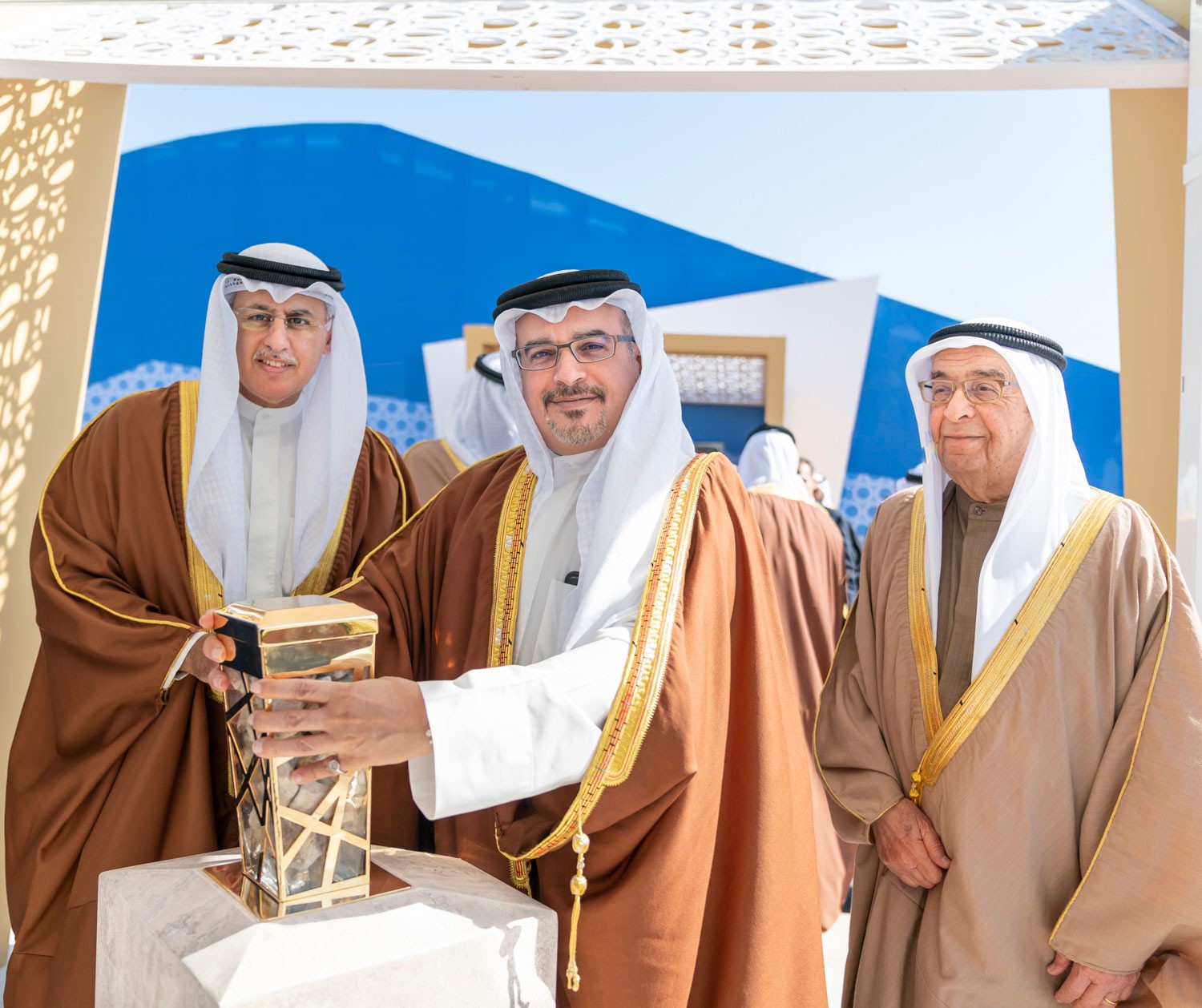 سمو ولي العهد يضع حجر أساس مركز المعارض الجديد بالصخير