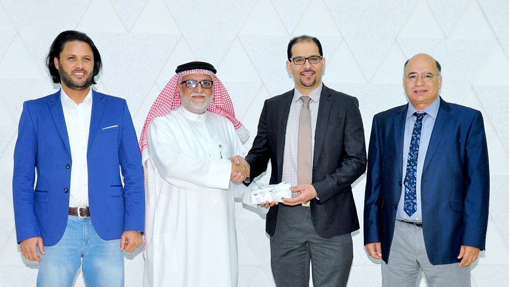 جامعة الخليج العربي تِكرِّم الدكتور عمار الخزنة بمناسبة اصدار روايته "مهاجرٌ في زمن الجُدري"