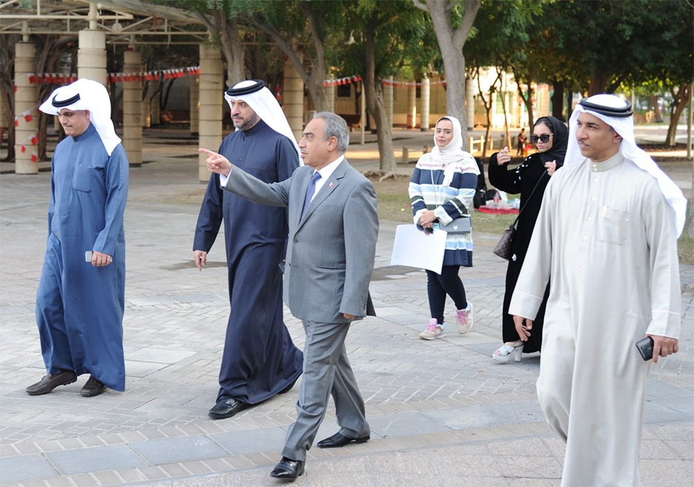 وزير الأشغال يتفقد طرق مدينة عيسى وممشى وحديقة مدينة زايد