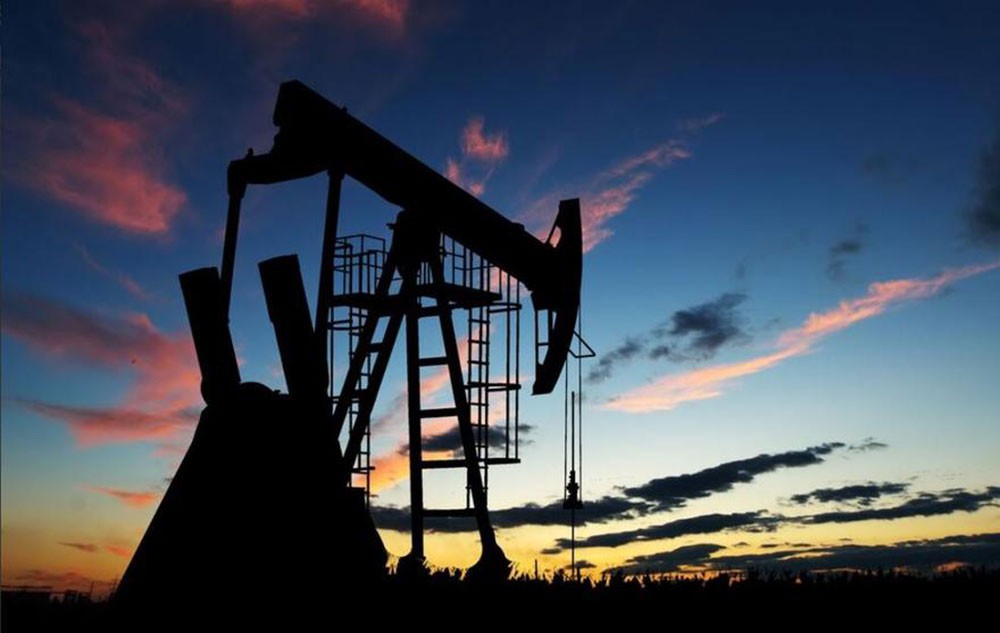النفط يهبط مع انحسار القلق بشأن ضربة إيران الصاروخية
