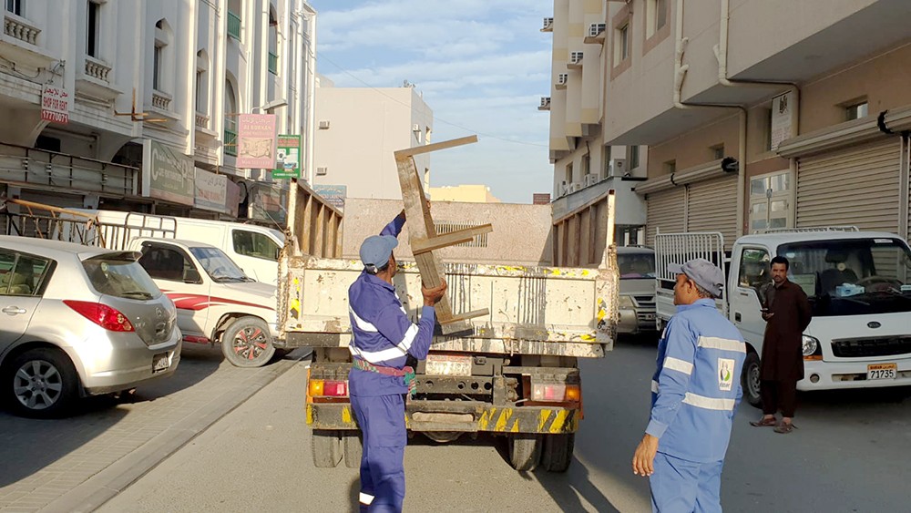 بلدية "الجنوبية" تنفذ حملة لإزالة مخالفات إشغال الطريق في الرفاع