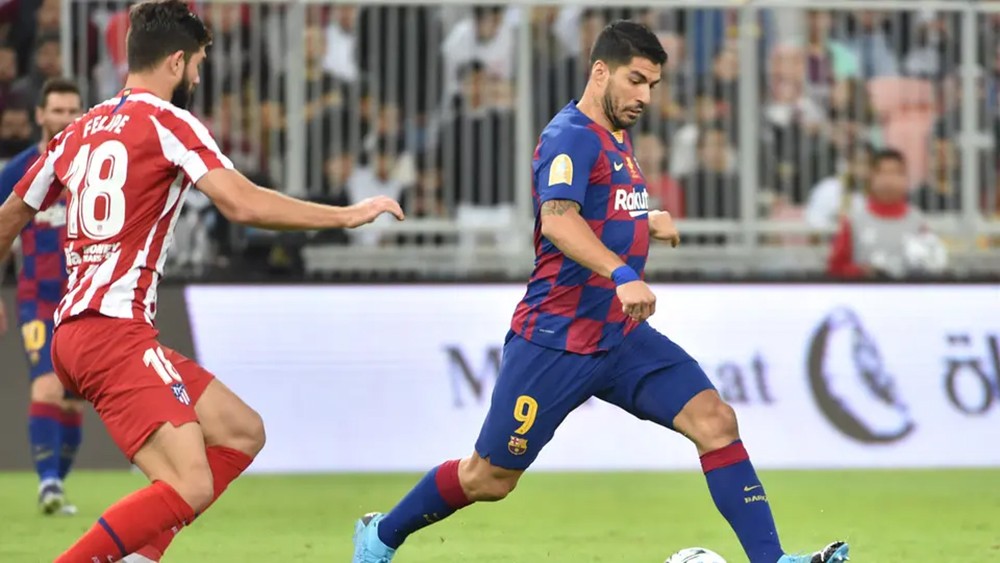 برشلونة يعلن إجراء سواريز جراحة في الركبة