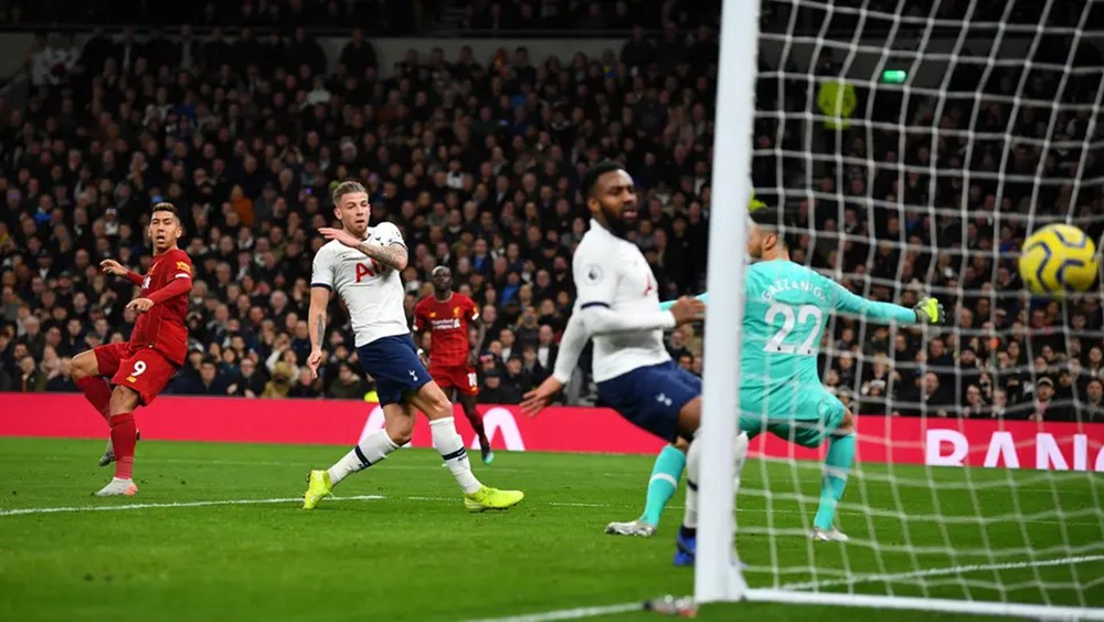 ليفربول يقهر توتنهام ويواصل الابتعاد بالصدارة